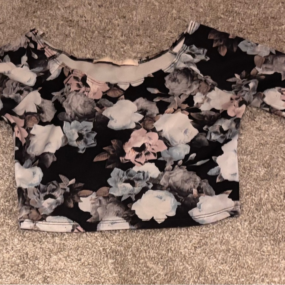 Guess Los Angeles Woman’s Floral Crop Top - Black and White